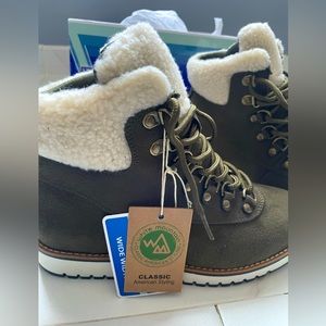 NWT! White mountain lined green boots. Sz 6W. Brand new, never been worn!!!!😃